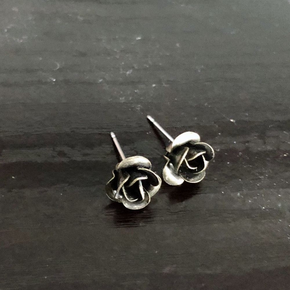NWOT Francesca’s gold / bronze rose earrings